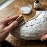 Jak czyścić białe sneakersy, aby nie zżółkły – instrukcja krok po kroku