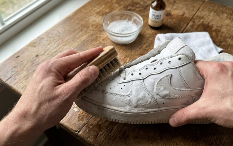 Jak czyścić białe sneakersy, aby nie zżółkły – instrukcja krok po kroku
