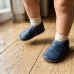 Jak wybrać buty dla dziecka – na co zwrócić uwagę, by dbać o rozwój stopy