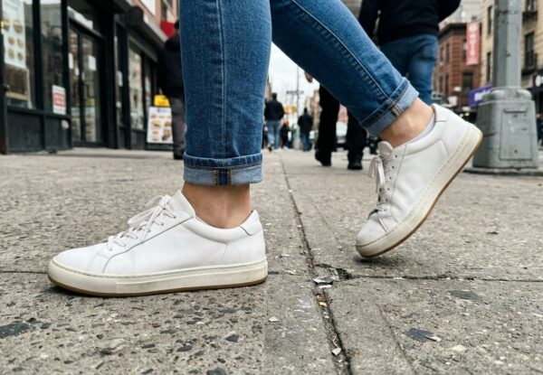 Jakie buty do jeansów – zestawienia, które zawsze wyglądają dobrze