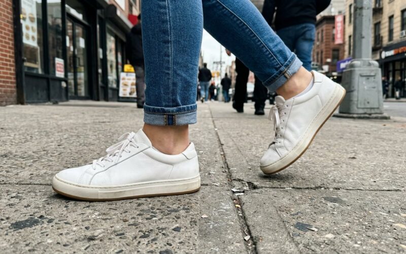 Jakie buty do jeansów – zestawienia, które zawsze wyglądają dobrze